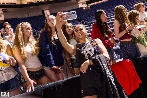 Photo 325 de l'album Ligue des Nations de Volleyball (VNL) – Jour 2 – Québec 2026