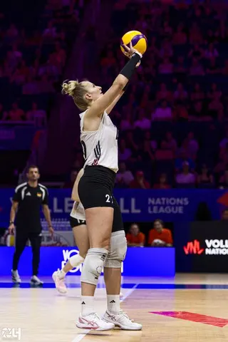 Photo 50 de l'album Ligue des Nations de Volleyball (VNL) – Jour 2 – Québec 2026