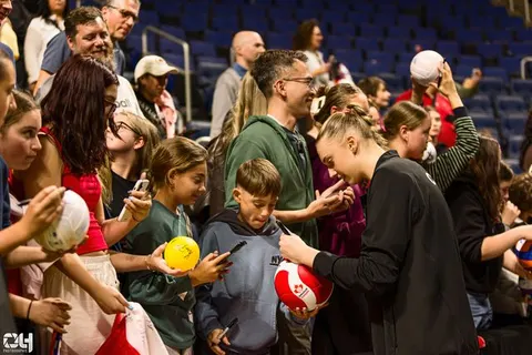 Photo 410 de l'album Ligue des Nations de Volleyball (VNL) – Jour 5 – Québec 2026