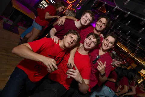 Photo 90 de l'album Red Flag Party — Médecine × Médecine dentaire, Université Laval