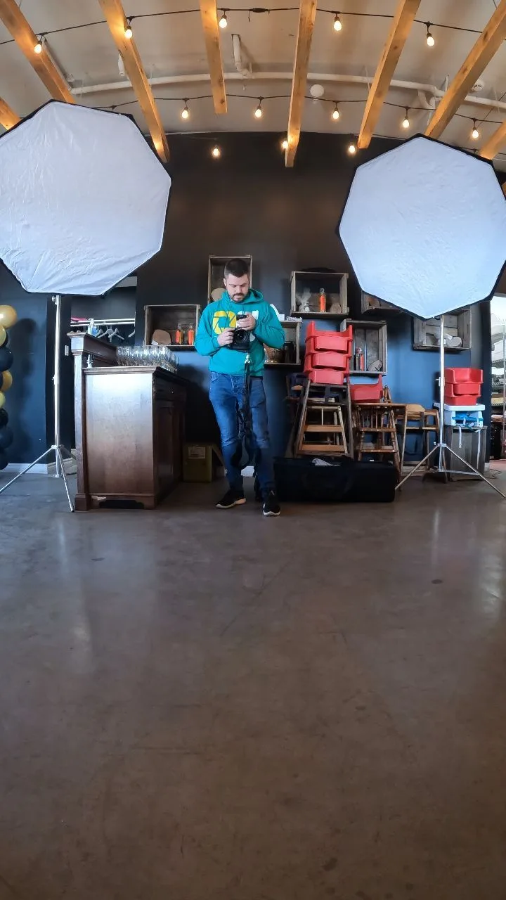 Studio portable sans fil monté sur place, avec deux grandes boîtes à lumière et un appareil photo.